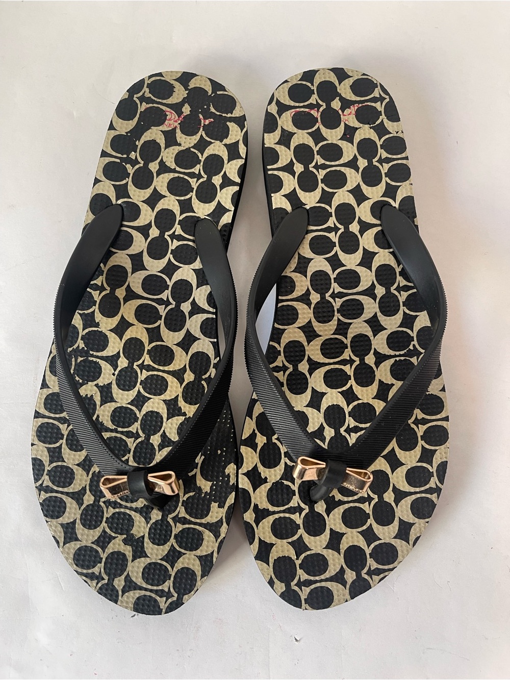Coach Black and Cream Signature Flip-Flop Sandals with Gold Bow Women’s Size 7-8